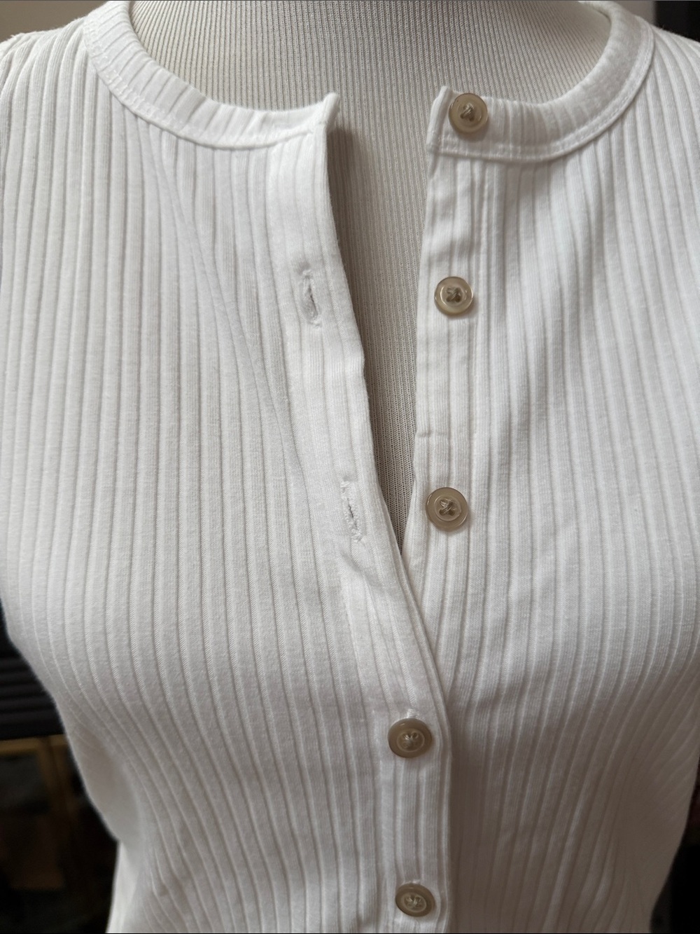 Old Navy White Ribbed Button-Front Tank Top - Picture 3 of 5
